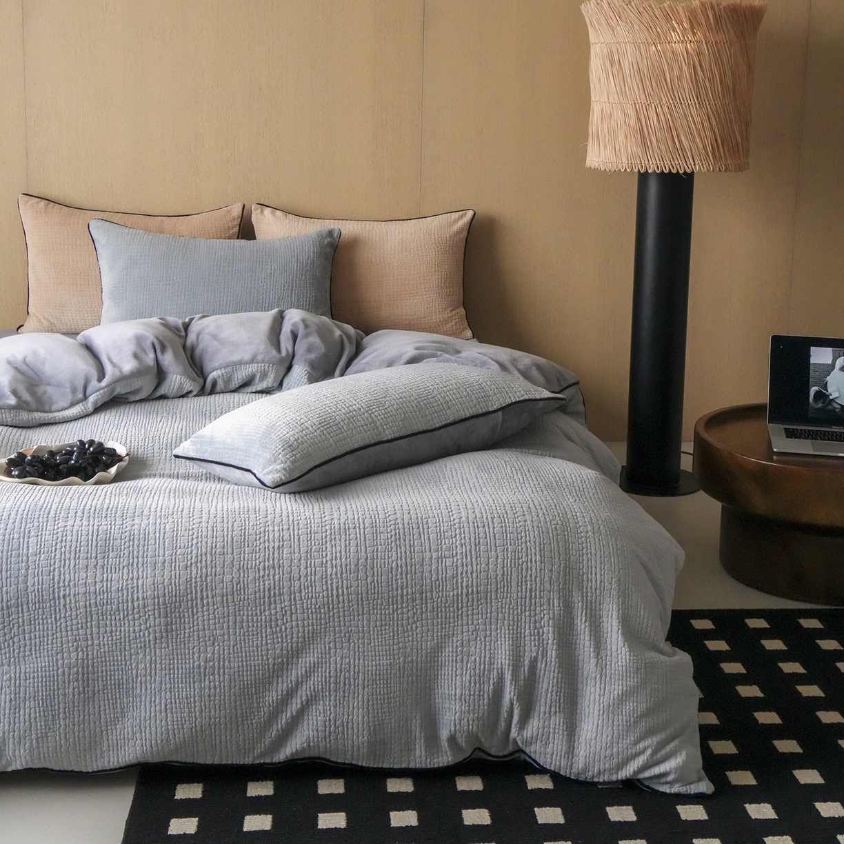 91家纺网 家纺一手货源 找家纺 三味舒屋 2025新款230克高克重雕花牛奶绒麻绳款四件套-素纹 素纹灰