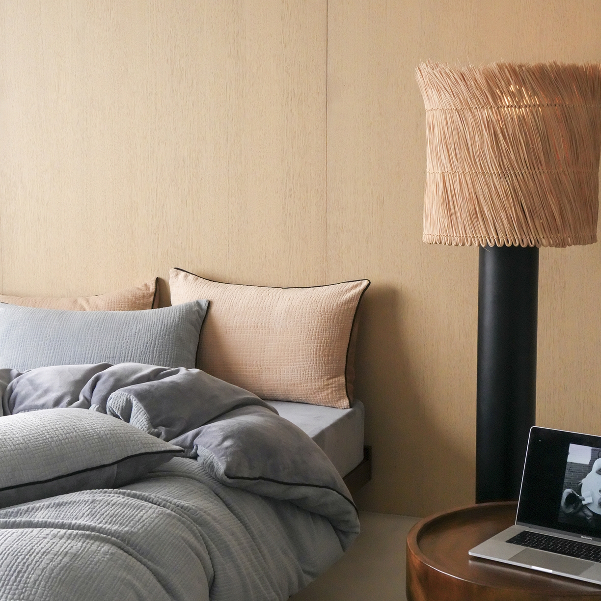 91家纺网 家纺一手货源 找家纺 （总）三味舒屋 2025新款230克高克重雕花牛奶绒麻绳款四件套-素纹