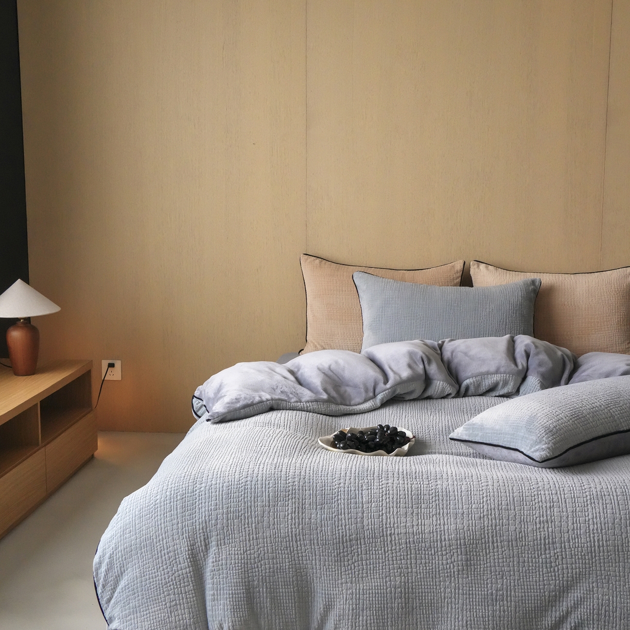 91家纺网 家纺一手货源 找家纺 三味舒屋 2025新款230克高克重雕花牛奶绒麻绳款四件套-素纹 素纹灰