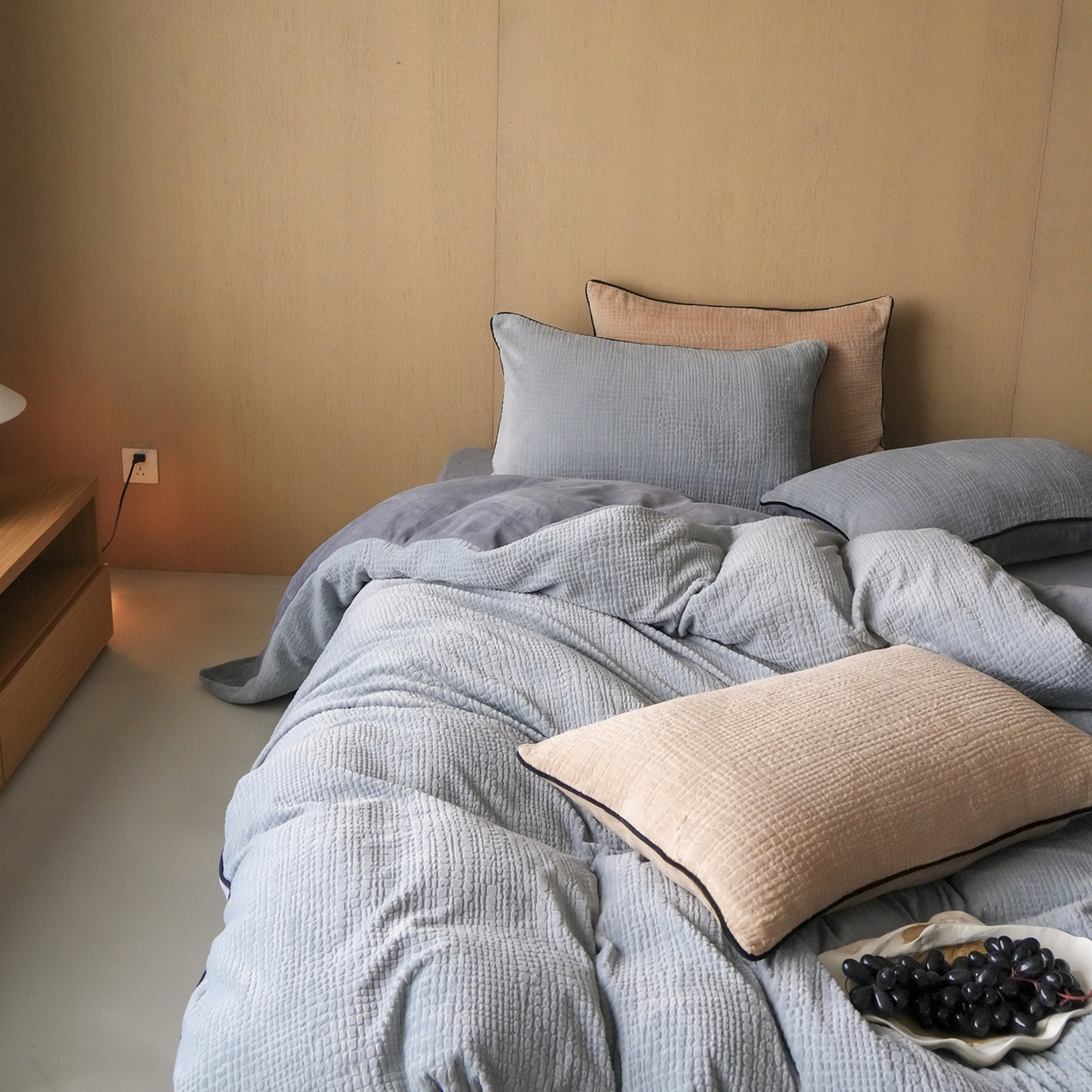 91家纺网 家纺一手货源 找家纺 （总）三味舒屋 2025新款230克高克重雕花牛奶绒麻绳款四件套-素纹