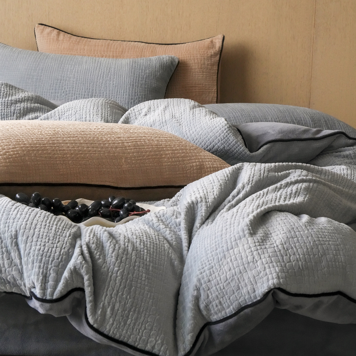 91家纺网 家纺一手货源 找家纺 三味舒屋 2025新款230克高克重雕花牛奶绒麻绳款四件套-素纹 素纹灰