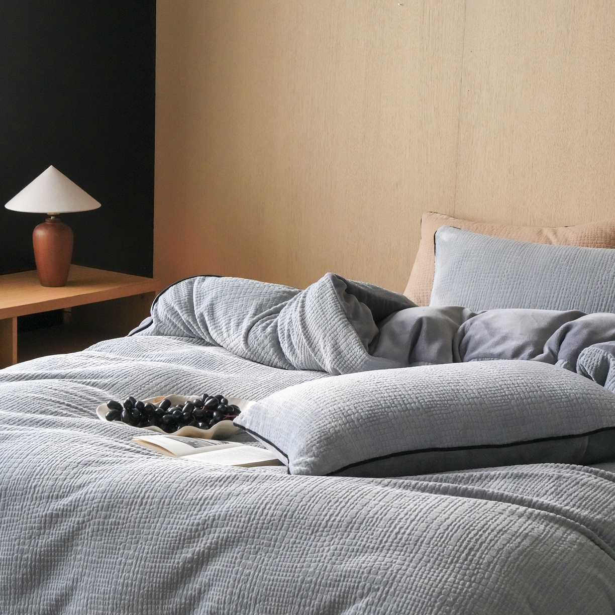 91家纺网 家纺一手货源 找家纺 三味舒屋 2025新款230克高克重雕花牛奶绒麻绳款四件套-素纹 素纹灰