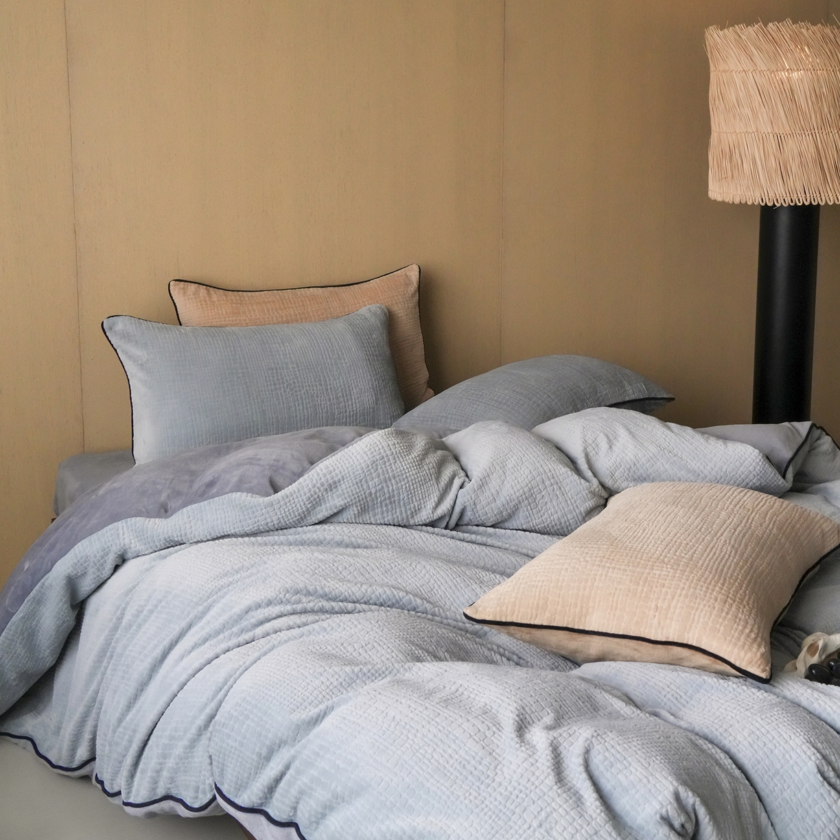 91家纺网 家纺一手货源 找家纺 （总）三味舒屋 2025新款230克高克重雕花牛奶绒麻绳款四件套-素纹