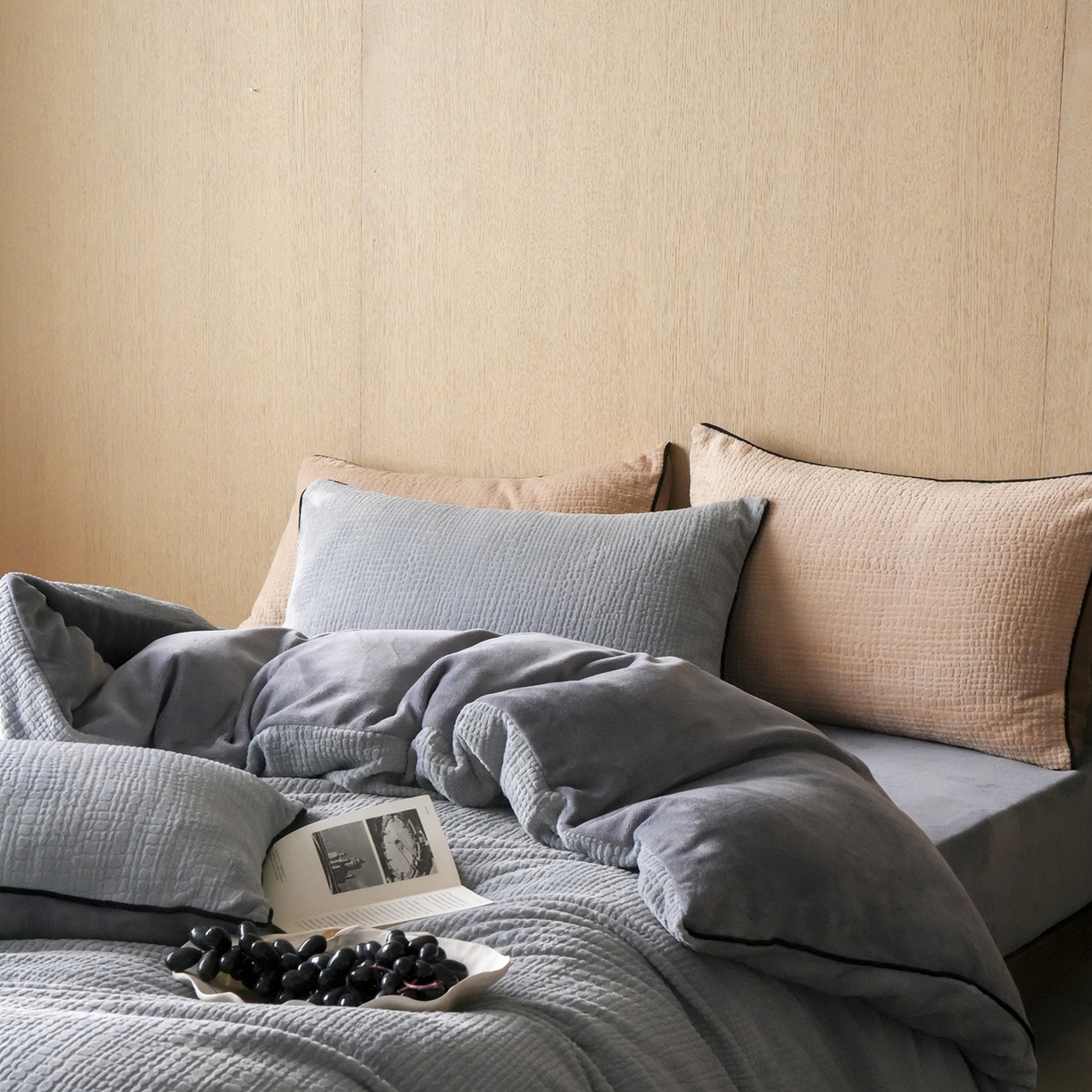 91家纺网 家纺一手货源 找家纺 （总）三味舒屋 2025新款230克高克重雕花牛奶绒麻绳款四件套-素纹