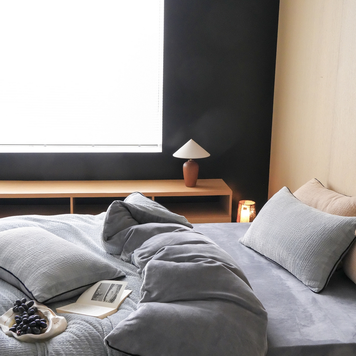 91家纺网 家纺一手货源 找家纺 三味舒屋 2025新款230克高克重雕花牛奶绒麻绳款四件套-素纹 素纹灰