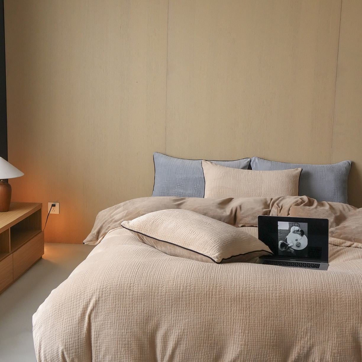 91家纺网 家纺一手货源 找家纺 三味舒屋 2025新款230克高克重雕花牛奶绒麻绳款四件套-素纹 素纹咖