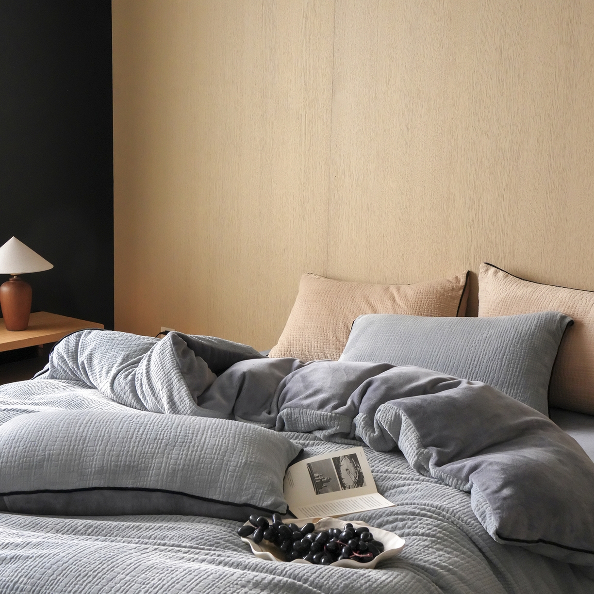 91家纺网 家纺一手货源 找家纺 （总）三味舒屋 2025新款230克高克重雕花牛奶绒麻绳款四件套-素纹