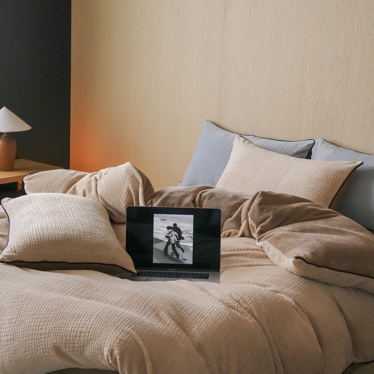 91家纺网 家纺一手货源 找家纺 三味舒屋 2025新款230克高克重雕花牛奶绒麻绳款四件套-素纹 素纹咖