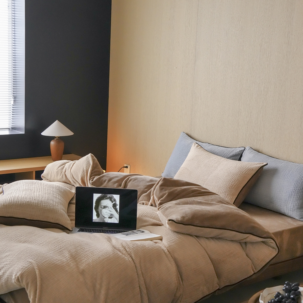 91家纺网 家纺一手货源 找家纺 三味舒屋 2025新款230克高克重雕花牛奶绒麻绳款四件套-素纹 素纹咖