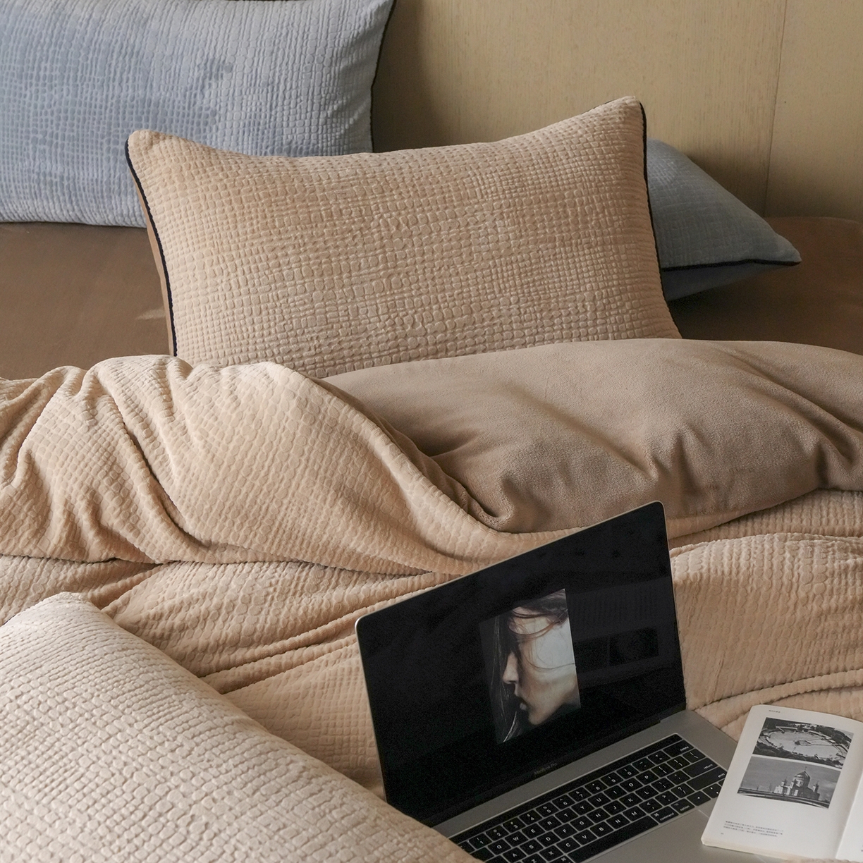 91家纺网 家纺一手货源 找家纺 三味舒屋 2025新款230克高克重雕花牛奶绒麻绳款四件套-素纹 素纹咖