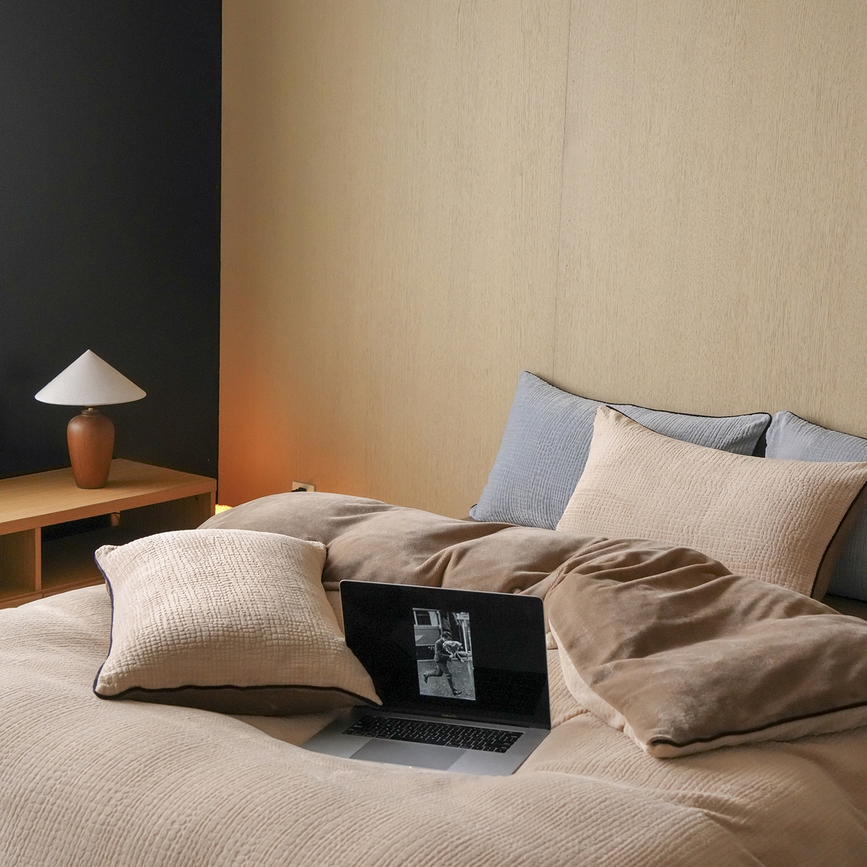 91家纺网 家纺一手货源 找家纺 三味舒屋 2025新款230克高克重雕花牛奶绒麻绳款四件套-素纹 素纹咖