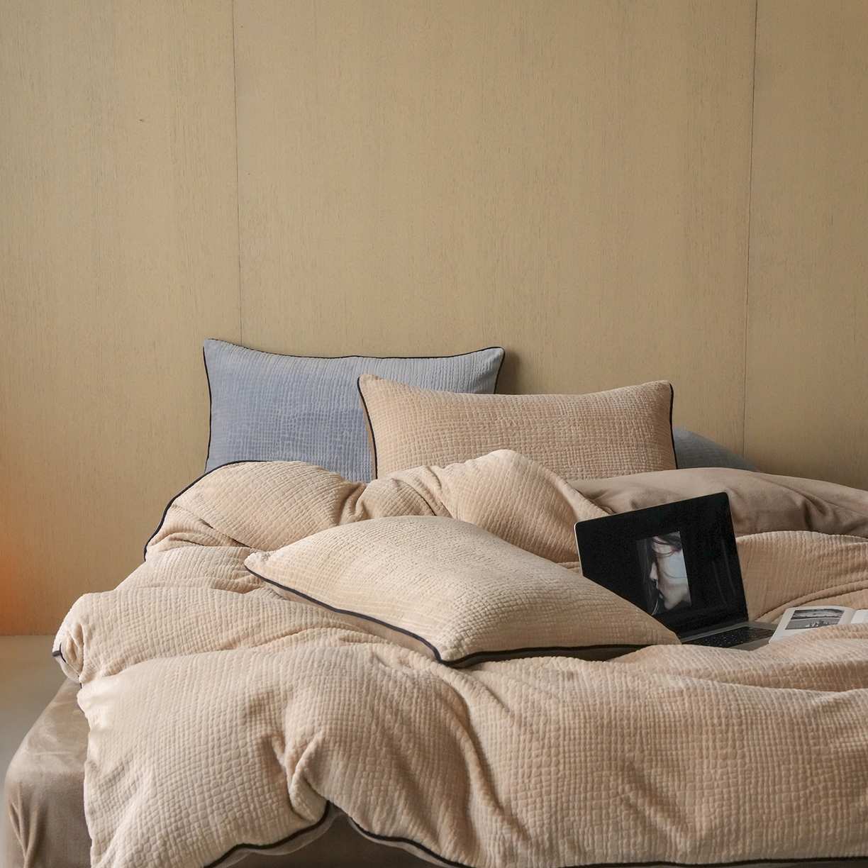 91家纺网 家纺一手货源 找家纺 三味舒屋 2025新款230克高克重雕花牛奶绒麻绳款四件套-素纹 素纹咖