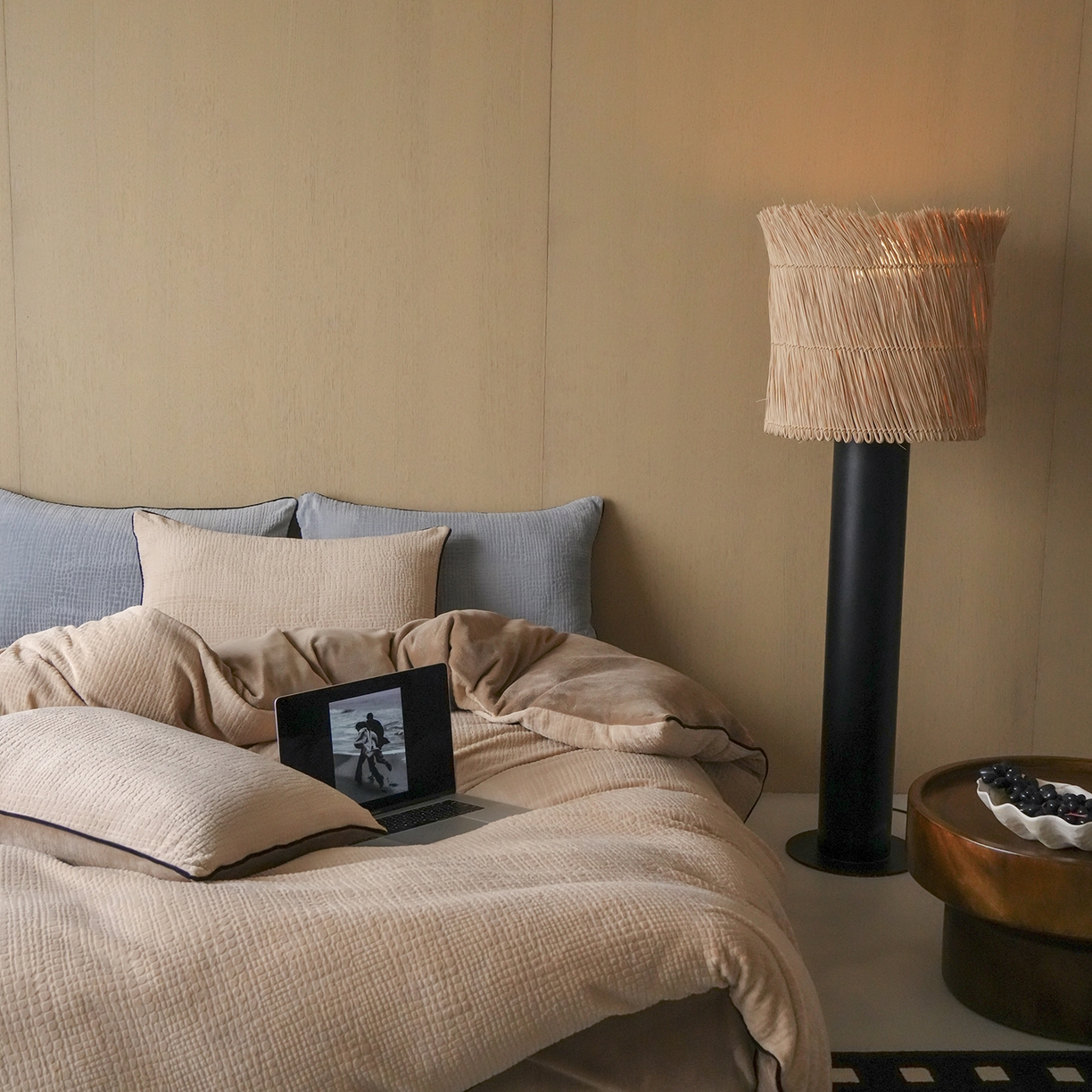 91家纺网 家纺一手货源 找家纺 三味舒屋 2025新款230克高克重雕花牛奶绒麻绳款四件套-素纹 素纹咖