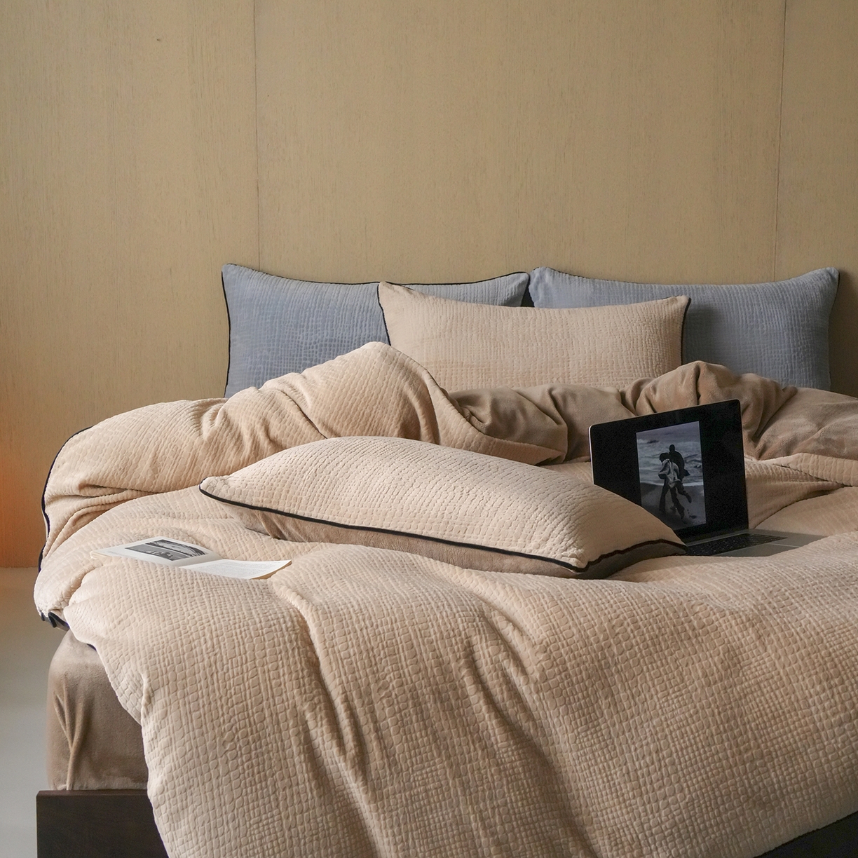 91家纺网 家纺一手货源 找家纺 三味舒屋 2025新款230克高克重雕花牛奶绒麻绳款四件套-素纹 素纹咖