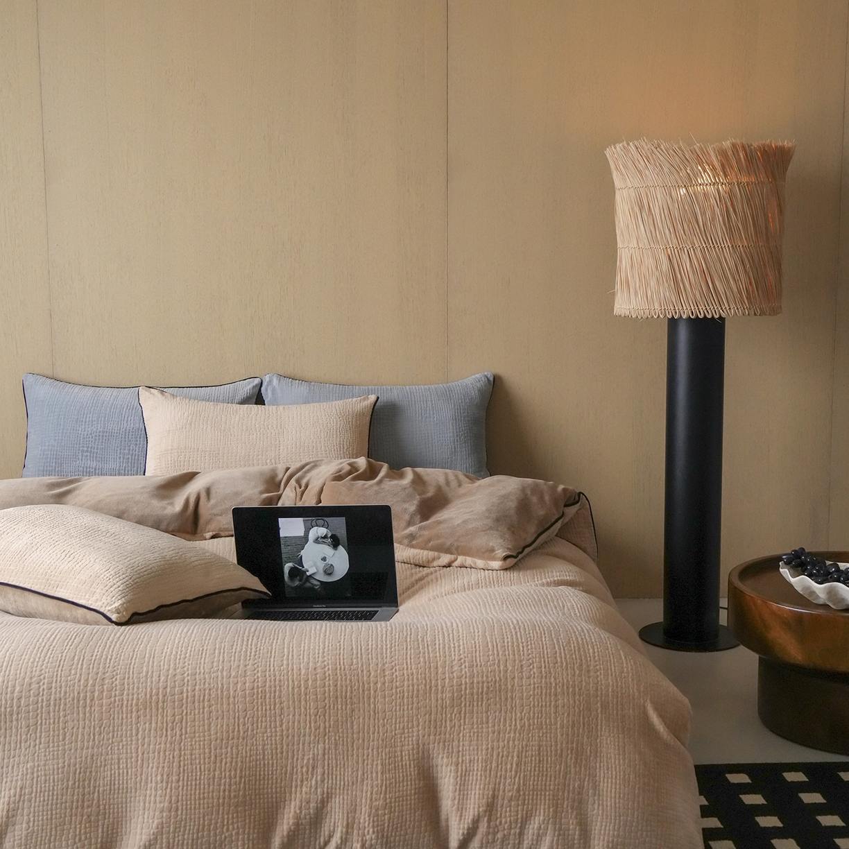 91家纺网 家纺一手货源 找家纺 三味舒屋 2025新款230克高克重雕花牛奶绒麻绳款四件套-素纹 素纹咖