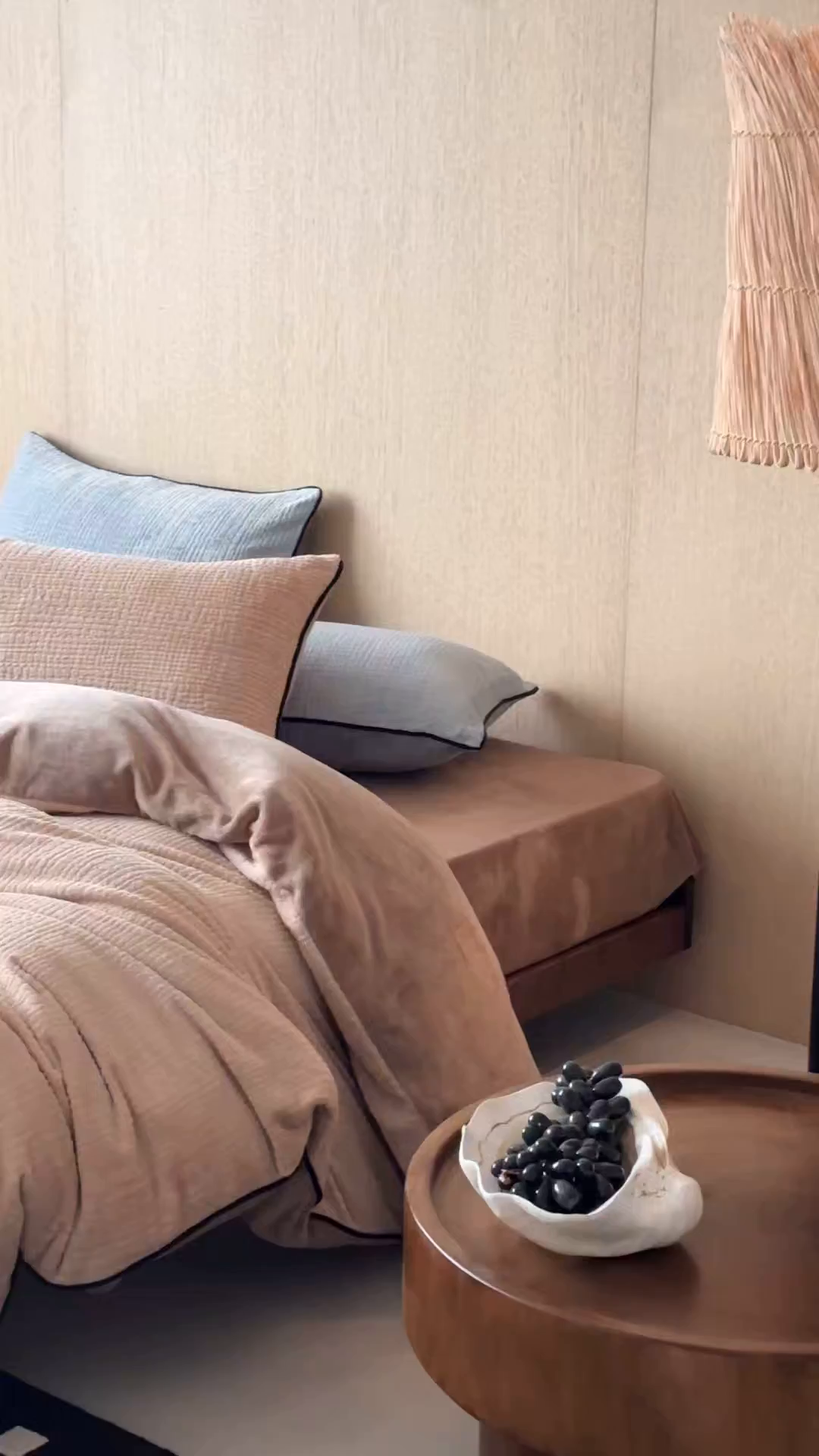 91家纺网 家纺一手货源 找家纺 三味舒屋 2025新款230克高克重雕花牛奶绒麻绳款四件套-素纹 素纹咖