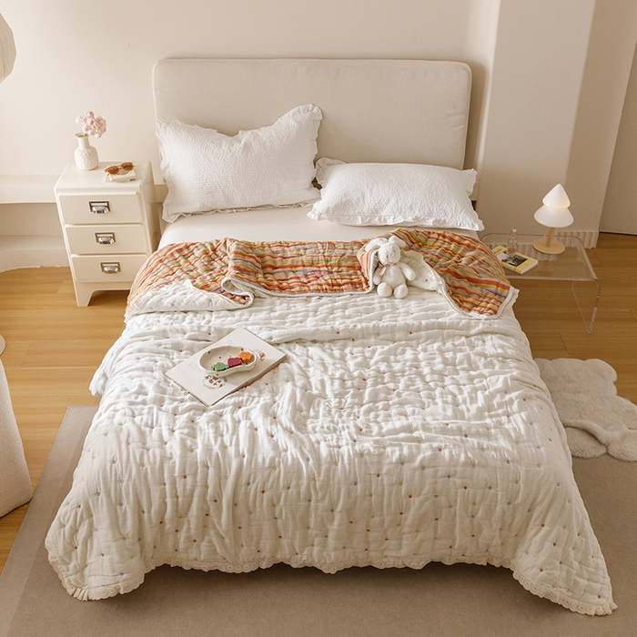 91家纺网 家纺一手货源 找家纺 麻依 2025新款安心棉十层纱布泡芙被全棉纱布被子被芯 彩虹点点