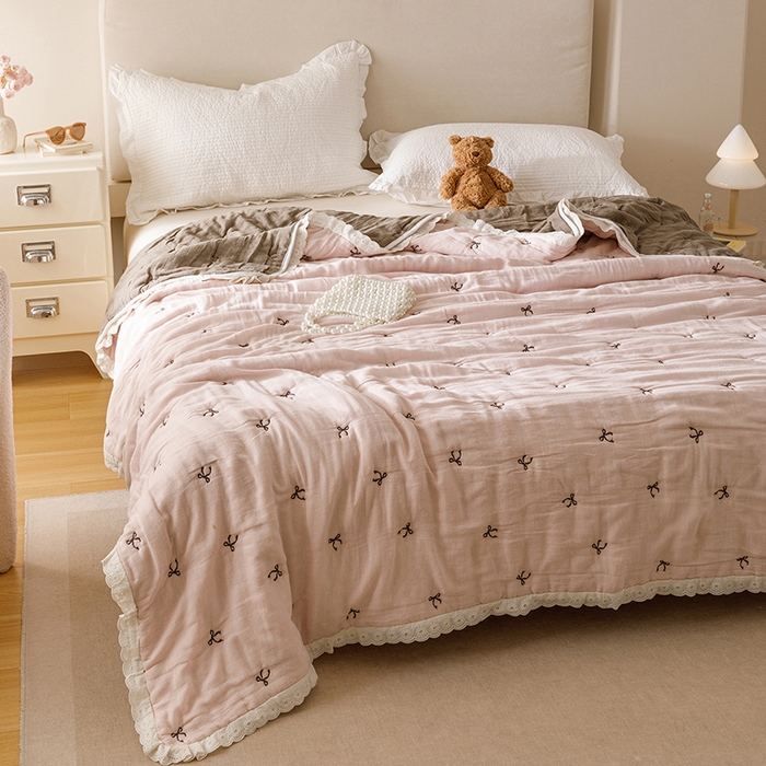 91家纺网 家纺一手货源 找家纺 麻依 2025新款安心棉十层纱布泡芙被全棉纱布被子被芯 点点蝴蝶结-粉