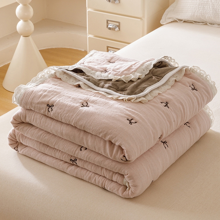 91家纺网 家纺一手货源 找家纺 麻依 2025新款安心棉十层纱布泡芙被全棉纱布被子被芯 点点蝴蝶结-粉