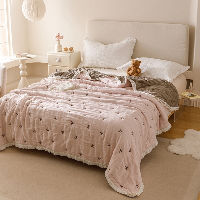 91家纺网 家纺一手货源 找家纺 麻依 2025新款安心棉十层纱布泡芙被全棉纱布被子被芯 点点蝴蝶结-粉