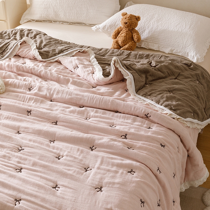 91家纺网 家纺一手货源 找家纺 麻依 2025新款安心棉十层纱布泡芙被全棉纱布被子被芯 点点蝴蝶结-粉