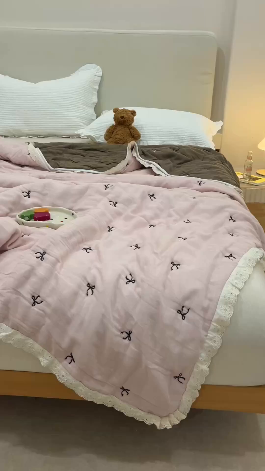 91家纺网 家纺一手货源 找家纺 麻依 2025新款安心棉十层纱布泡芙被全棉纱布被子被芯 点点蝴蝶结-粉