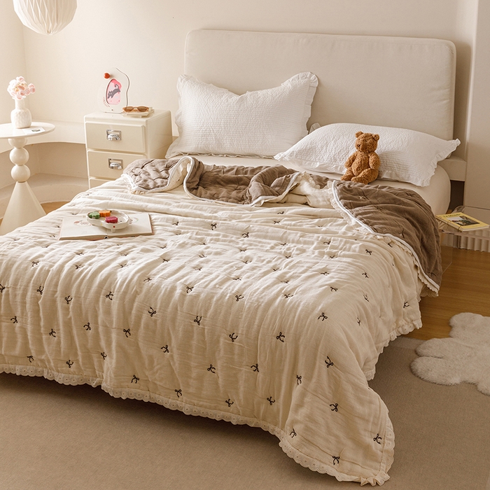 91家纺网 家纺一手货源 找家纺 麻依 2025新款安心棉十层纱布泡芙被全棉纱布被子被芯 点点蝴蝶结-米白