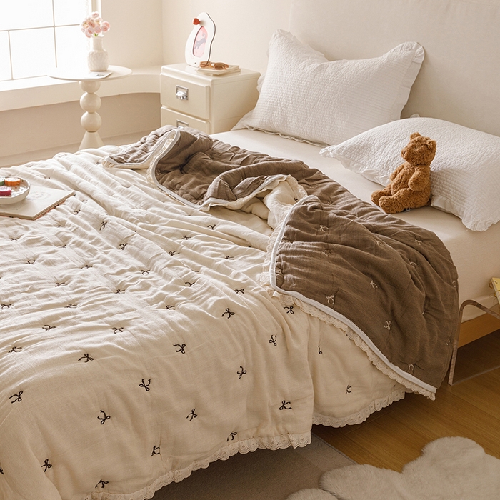 91家纺网 家纺一手货源 找家纺 麻依 2025新款安心棉十层纱布泡芙被全棉纱布被子被芯 点点蝴蝶结-米白