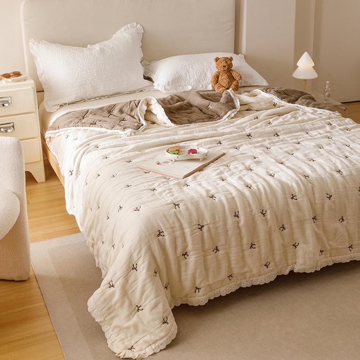 91家纺网 家纺一手货源 找家纺 麻依 2025新款安心棉十层纱布泡芙被全棉纱布被子被芯 点点蝴蝶结-米白