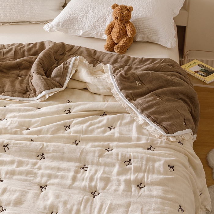 91家纺网 家纺一手货源 找家纺 麻依 2025新款安心棉十层纱布泡芙被全棉纱布被子被芯 点点蝴蝶结-米白