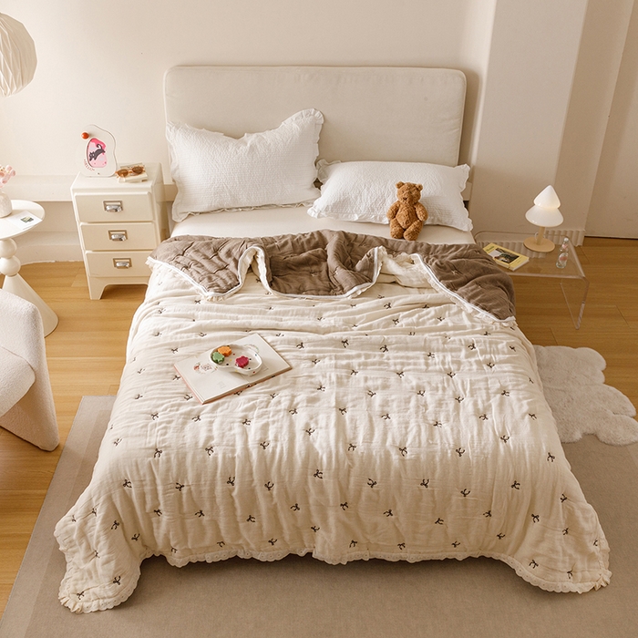 91家纺网 家纺一手货源 找家纺 麻依 2025新款安心棉十层纱布泡芙被全棉纱布被子被芯 点点蝴蝶结-米白