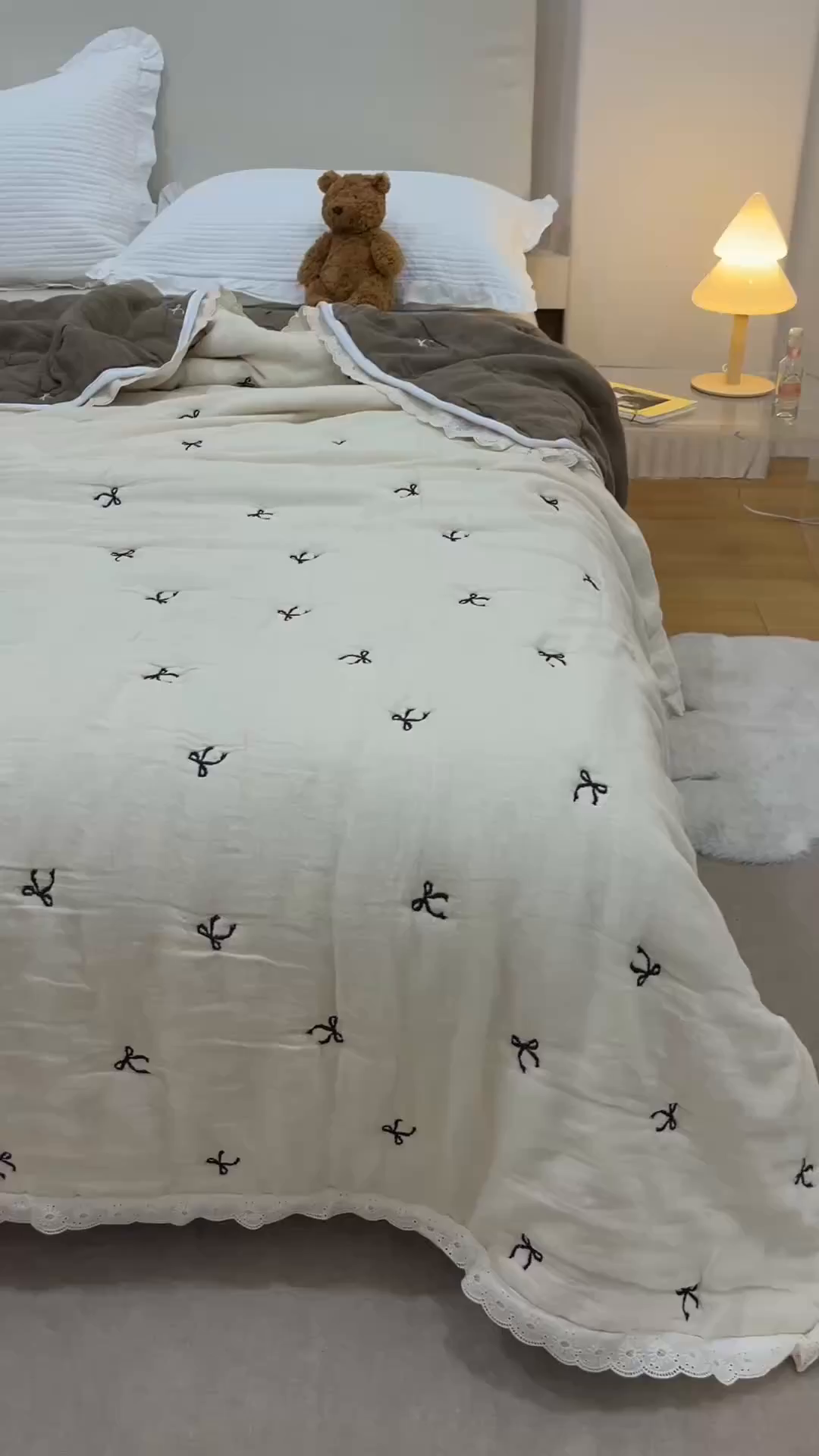 91家纺网 家纺一手货源 找家纺 麻依 2025新款安心棉十层纱布泡芙被全棉纱布被子被芯 点点蝴蝶结-米白