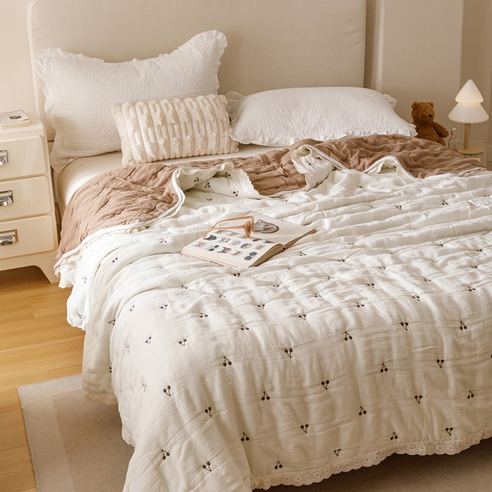 91家纺网 家纺一手货源 找家纺 麻依 2025新款安心棉十层纱布泡芙被全棉纱布被子被芯 韩系小樱桃