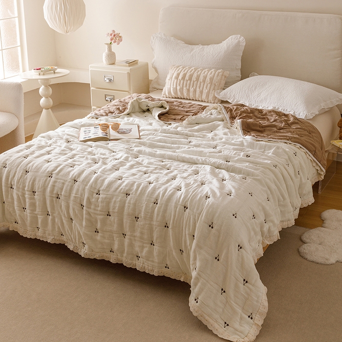 91家纺网 家纺一手货源 找家纺 麻依 2025新款安心棉十层纱布泡芙被全棉纱布被子被芯 韩系小樱桃