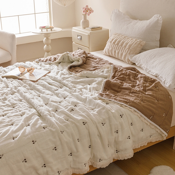 91家纺网 家纺一手货源 找家纺 麻依 2025新款安心棉十层纱布泡芙被全棉纱布被子被芯 韩系小樱桃