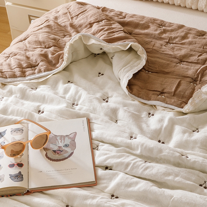 91家纺网 家纺一手货源 找家纺 麻依 2025新款安心棉十层纱布泡芙被全棉纱布被子被芯 韩系小樱桃