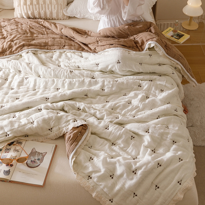 91家纺网 家纺一手货源 找家纺 麻依 2025新款安心棉十层纱布泡芙被全棉纱布被子被芯 韩系小樱桃