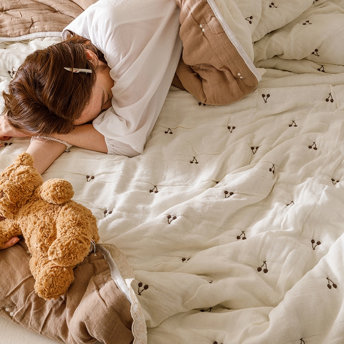 91家纺网 家纺一手货源 找家纺 麻依 2025新款安心棉十层纱布泡芙被全棉纱布被子被芯 韩系小樱桃