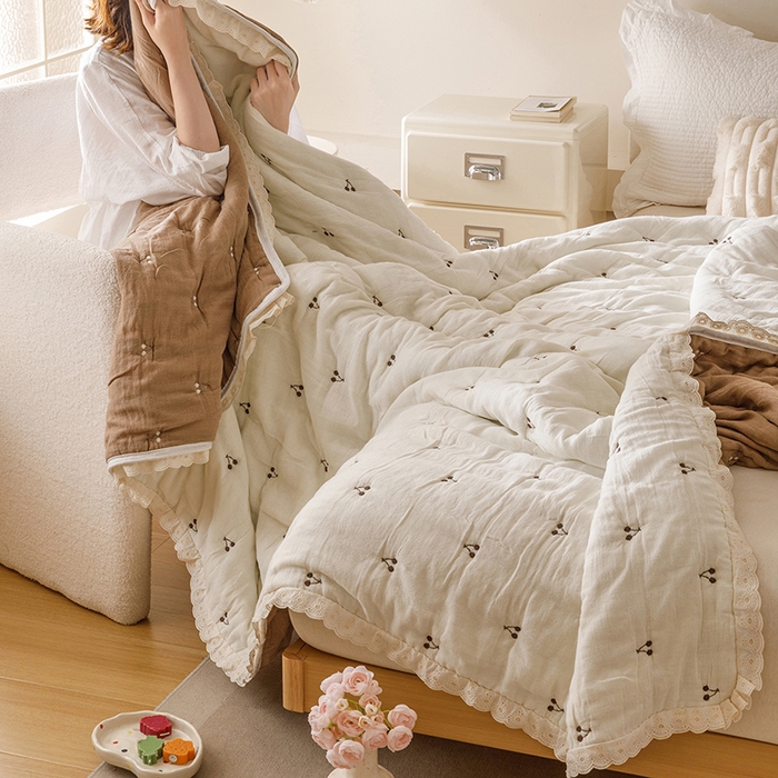 91家纺网 家纺一手货源 找家纺 麻依 2025新款安心棉十层纱布泡芙被全棉纱布被子被芯 韩系小樱桃