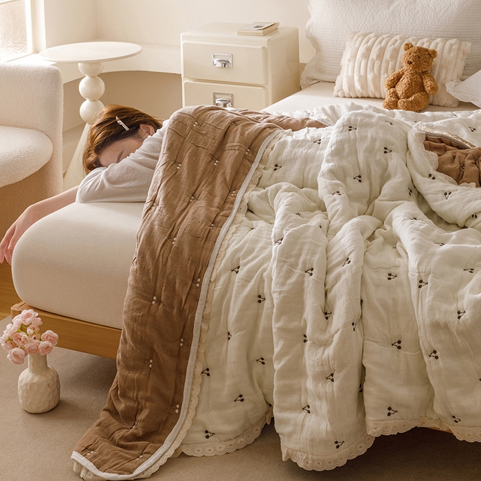 91家纺网 家纺一手货源 找家纺 麻依 2025新款安心棉十层纱布泡芙被全棉纱布被子被芯 韩系小樱桃