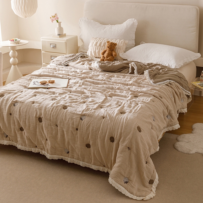 91家纺网 家纺一手货源 找家纺 麻依 2025新款安心棉十层纱布泡芙被全棉纱布被子被芯 焦糖草莓