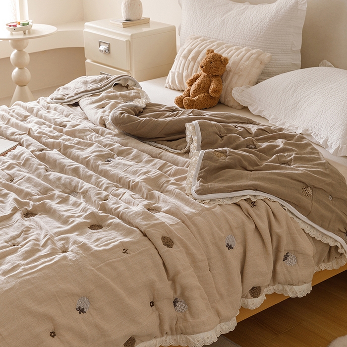 91家纺网 家纺一手货源 找家纺 麻依 2025新款安心棉十层纱布泡芙被全棉纱布被子被芯 焦糖草莓