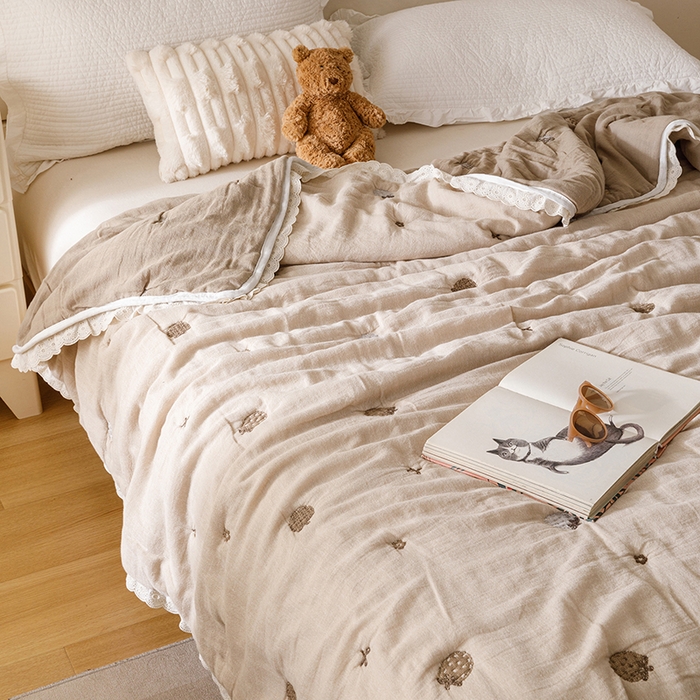 91家纺网 家纺一手货源 找家纺 麻依 2025新款安心棉十层纱布泡芙被全棉纱布被子被芯 焦糖草莓