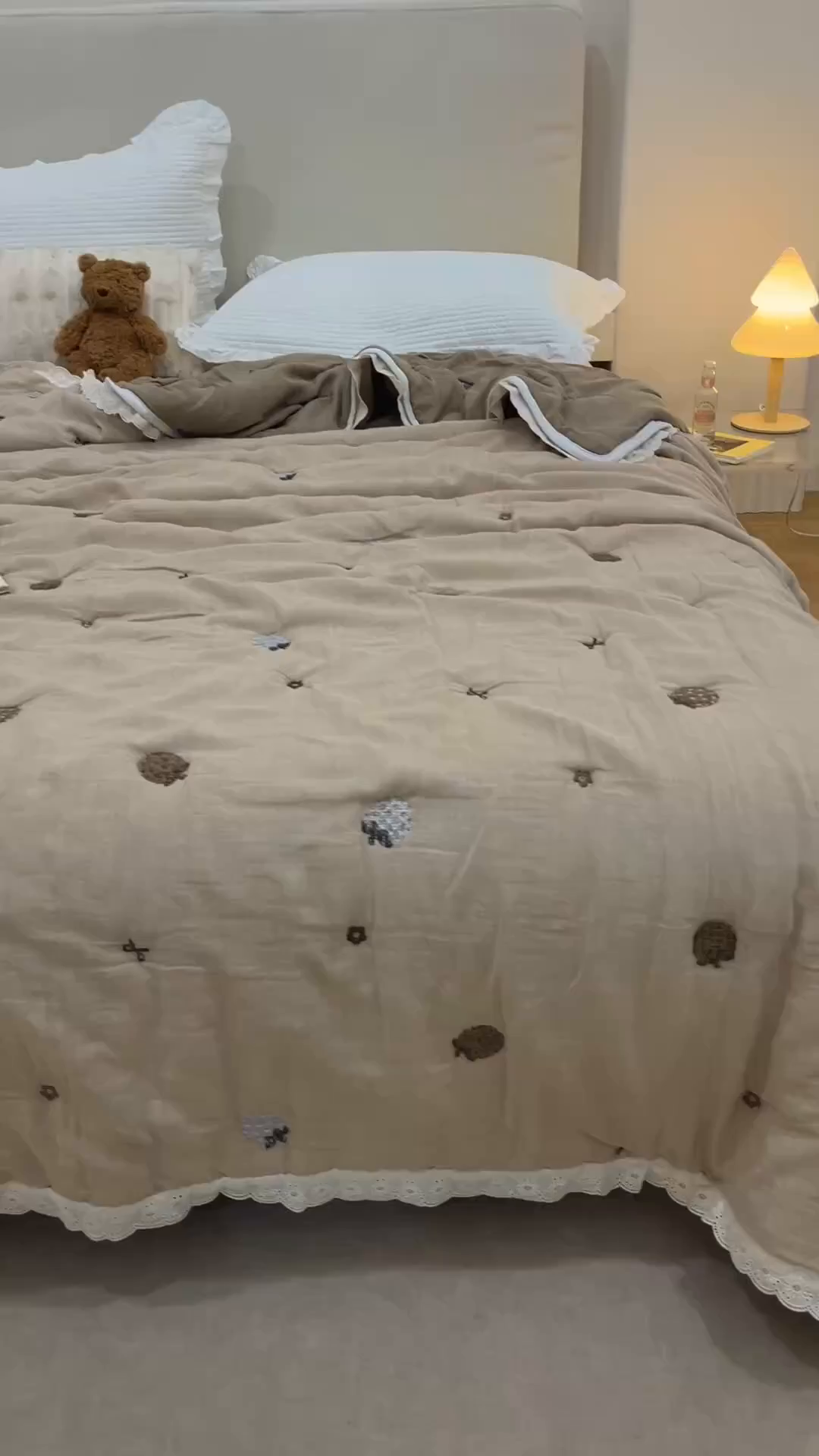 91家纺网 家纺一手货源 找家纺 麻依 2025新款安心棉十层纱布泡芙被全棉纱布被子被芯 焦糖草莓