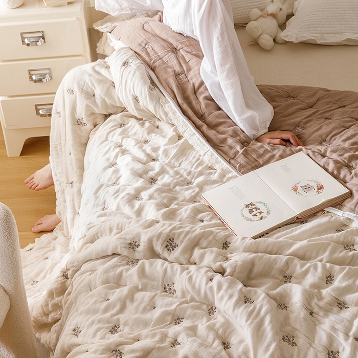 91家纺网 家纺一手货源 找家纺 麻依 2025新款安心棉十层纱布泡芙被全棉纱布被子被芯 漫语