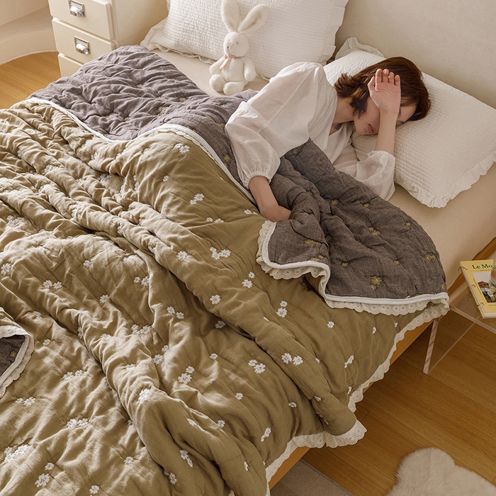 91家纺网 家纺一手货源 找家纺 麻依 2025新款安心棉十层纱布泡芙被全棉纱布被子被芯 梅屿-绿