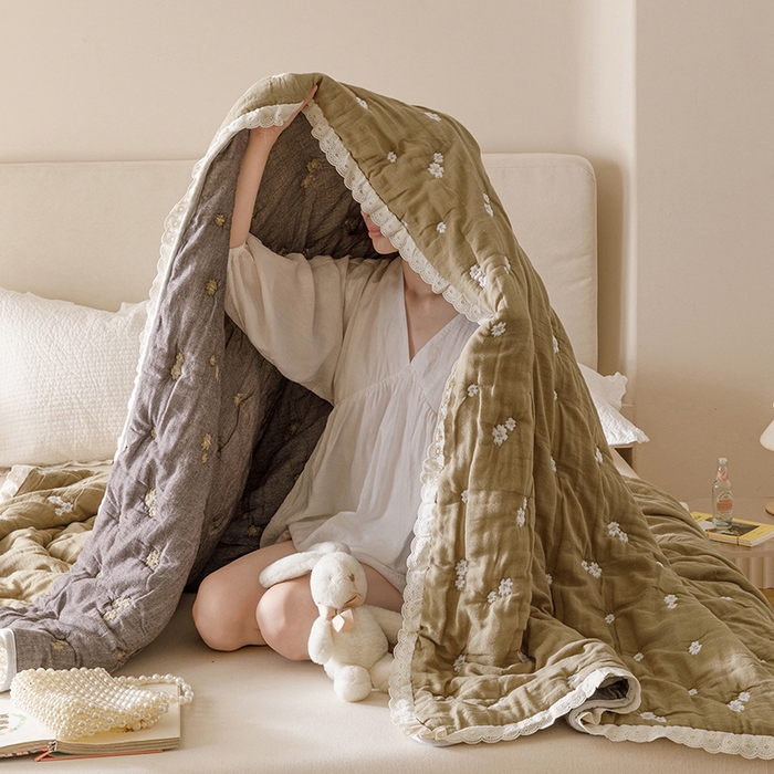 91家纺网 家纺一手货源 找家纺 麻依 2025新款安心棉十层纱布泡芙被全棉纱布被子被芯 梅屿-绿