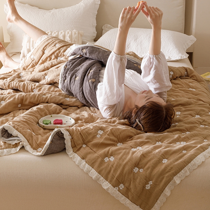 91家纺网 家纺一手货源 找家纺 麻依 2025新款安心棉十层纱布泡芙被全棉纱布被子被芯 梅屿-驼