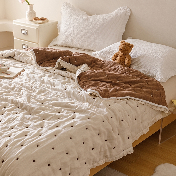 91家纺网 家纺一手货源 找家纺 麻依 2025新款安心棉十层纱布泡芙被全棉纱布被子被芯 小波点