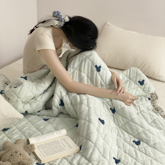 91家纺网 家纺一手货源 找家纺 麻依 2025新款韩国泡芙被十层全棉纱布被子被芯 蓝色米奇